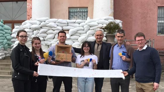 image:Image Bratrům z Taizé se podařilo dostat na Ukrajinu. Na snímku jsou u dobrovolnického centra v Mykolajivské oblasti. Bratr Benoitje druhý zprava. Ve středu 4. května večer se pak společně modlili s místními lidmi ve Lvově.