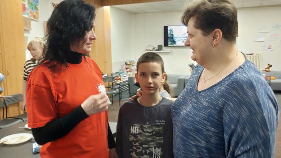 image:Image Paní Alena Vabik (v modrém) při rozhovoru s pracovnicí Arcidiecézní charity Praha v ubytovně v Sokolské ulici.