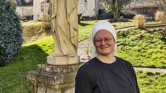 image:Image Sestra Radima na zahradě nemocnice boromejek.