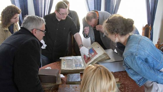image:Image Při návštěvě Biskupské knihovny byly mluvčím představeny i nejstarší knihy tam uchovávané.