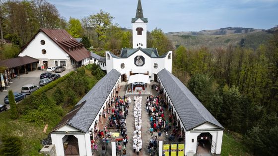 image:Image Atmosféra při mši svaté během diecézní poutě za rodiny a duchovní povolání na Maria Hilf zachycená z dronu.