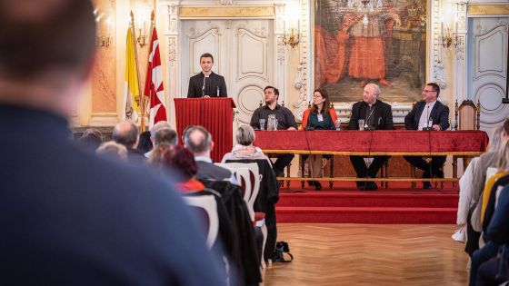 image:Image V Arcibiskupském paláci se sešli zástupci synodálních skupin z celé diecéze.