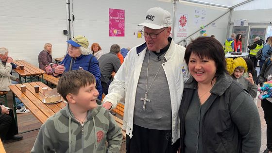 image:Image Ukrajinským uprchlíkům bez rozdílu vyznání pomáhá například papežská nadace CNEWA. Její šéf, americký kardinál a newyorský arcibiskup Timothy Dolan, vyslechl příběhy běženců.