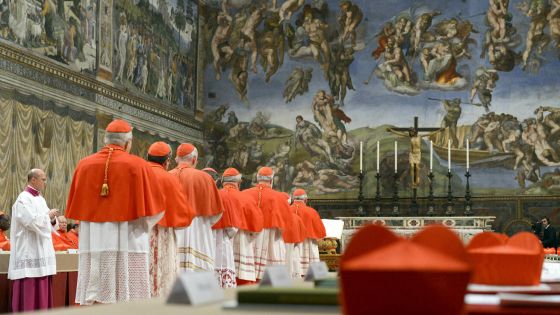 image:Image Úkol reformovat kurii byl jedním z hlavních témat konkláve, které v roce 2013 rozhodovalo o novém papeži. Stal se jím Jorge Bergoglio, který přijal jméno František.