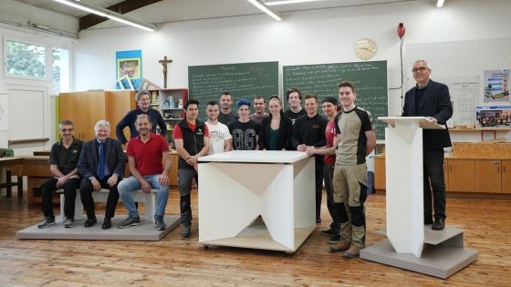image:Image Oltářní stůl, ambon a další vybavení do jezuitského kostela vyrobili adepti truhlařiny v rámci školní praxe.