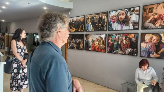 image:Image Výstava v přerovském kině Hvězda zachycuje život místní Charity objektivem Jindřicha Štreita.