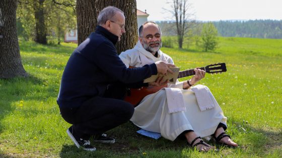 image:Image Kromě běhu na dlouhé tratě, cyklistiky a lovení „kešek“ je zálibou P. Petra Hrušky, budoucího generálního vikáře Diecéze plzeňské, i hra na kytaru. Často sám hudebně doprovází nejrůznější akce chebské farnosti.