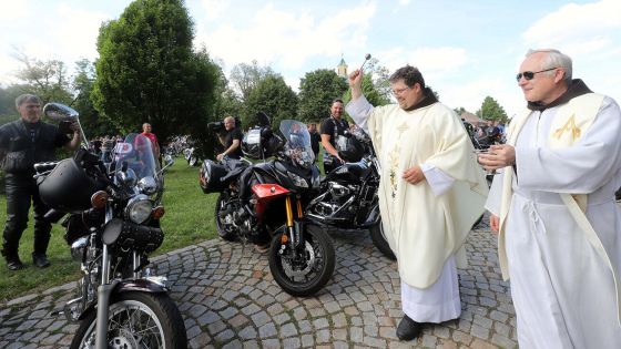 image:Image Po mši svaté čtyři kněží požehnali 550 motorek, jejich majitele a blízké.