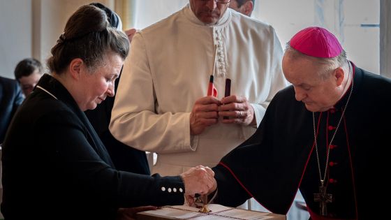 image:Image Královéhradecký biskup Jan Vokál a členové týmu diecézního beatifikačního procesu zapečeťují krabice s nashromážděnými materiály tak, jak to žádají vatikánské předpisy.