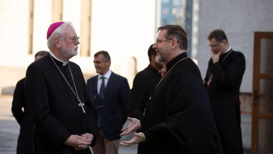 image:Image Arcibiskup Gallagher (vlevo) pozorně naslouchal například svědectví hlavního řeckokatolického arcibiskupa Ukrajiny Svjatoslava Ševčuka.