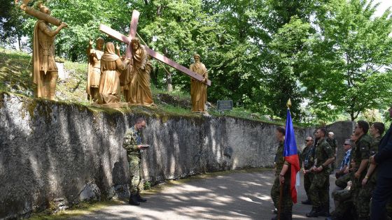 image:Image Čeští vojáci se vydali na společnou křížovou cestu, kterou vedl evangelický kaplan Dan Petříček.