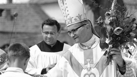 image:Image Mons. Josef Hlouch se svým sekretářem, pozdějším nástupcem na biskupském stolci a kardinálem Miloslavem Vlkem při jarní pouti v Římově 3. května 1969.
