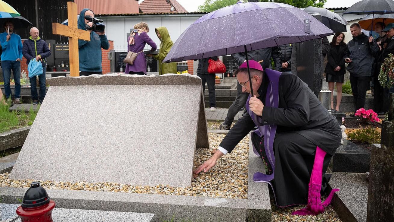 image:Image Po mši svaté a následném požehnání pietního místa na hřbitově uložil biskup Martin David do přístřešku složeného ze dvou žulových desek jedno z prvních jmen člověka, který přišel o svůj domov.