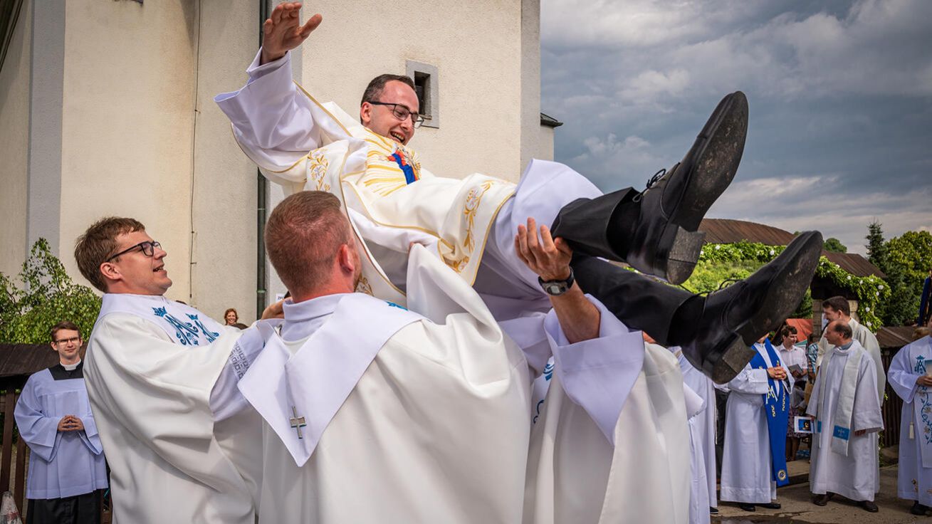 image:Image Po loňské primici v Lidečku si P. Dominik Kovář před kostelem dokonce zalétal.
