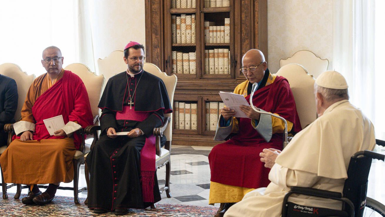 image:Image Apoštolský prefekt v Ulánbátaru, biskup Giorgio Marengo, doprovodil 28. května buddhistické mnichy z Mongolska k papeži Františkovi. Setkání se uskutečnilo k 30. výročí navázání diplomatických styků země se Svatým stolcem.