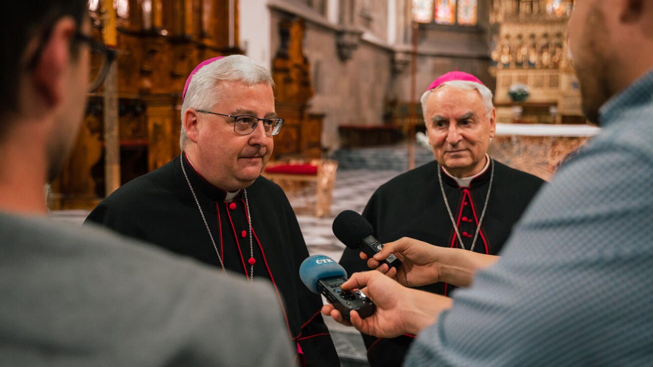 image:Image Krátce po oznámení svého jmenování odpovídal biskup Pavel Konzbul na otázky novinářů.