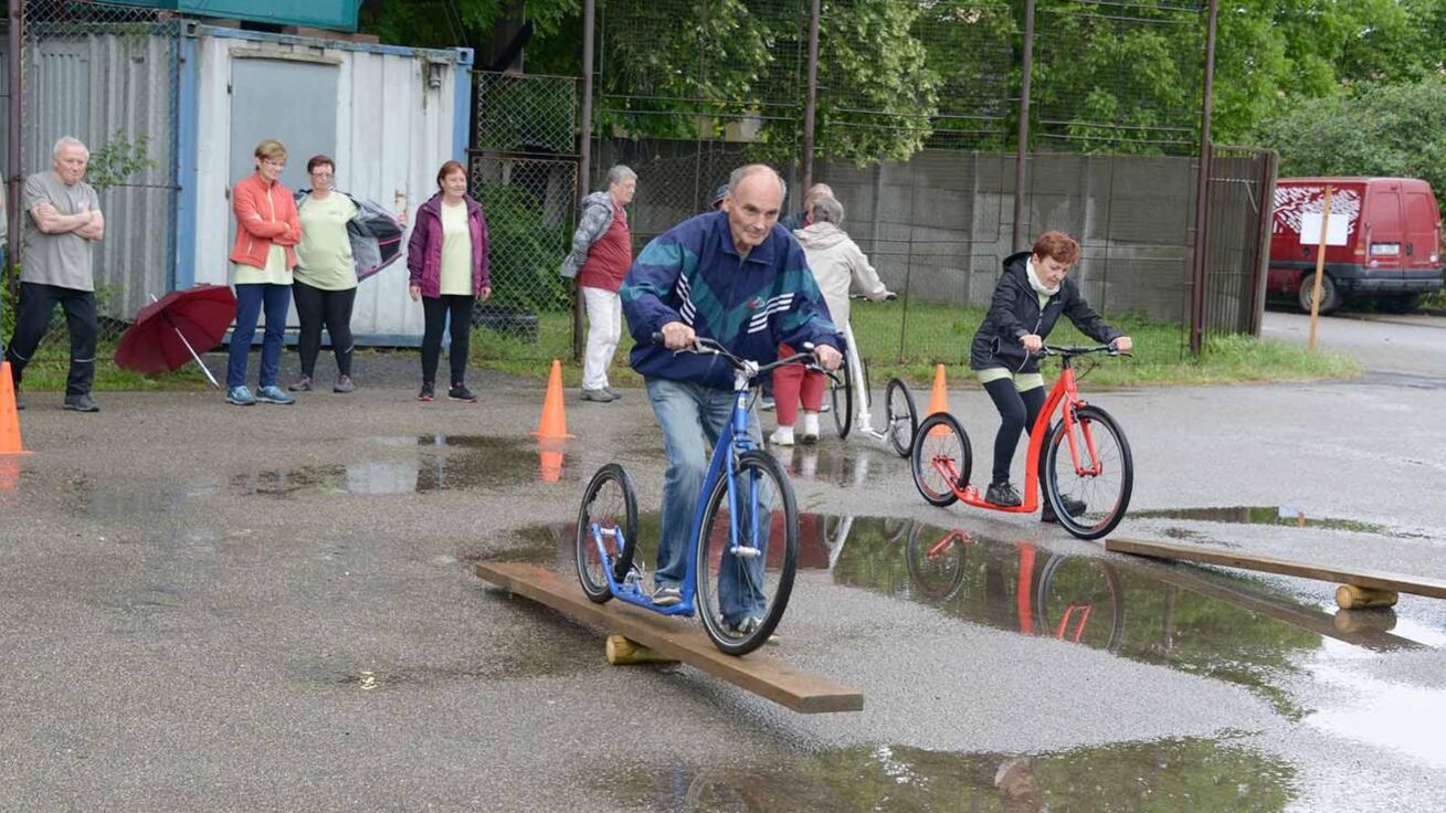 image:Image Jedna z disciplín Seniorské olympiády nesla název Přítelkyně koloběžka.