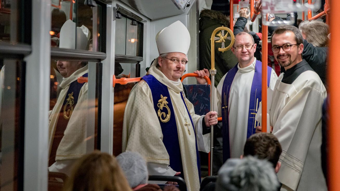 image:Image Liturgický průvod se v březnu 2018 přesouval v Brně-Žabovřeskách tramvají mezi čerstvě posvěcenou kapličkou a sakristií. Fotografie s biskupem Konzbulem patří mezi snímky, které vyvolaly značný ohlas na sociálních sítích.