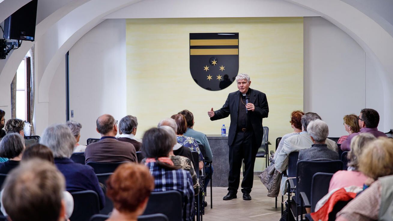 image:Image Biskup Václav Malý po převzetí Ceny 1. června celebroval mši sv. v plzeňské katedrále sv. Bartoloměje, poté besedoval na biskupství.