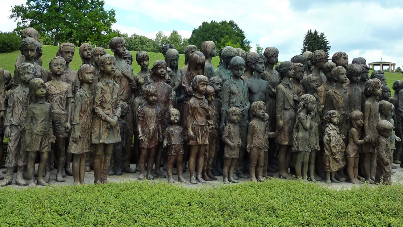 image:Image Lidice leží ve Středočeském kraji, poblíž Kladna. Dne 10. června 1942 byla obec vyhlazena německými nacisty v rámci heydrichiády. Po válce byl na místě starých Lidic zřízen památník obětem s muzeem připomínající tragédii a obec byla obnovena o několik set metrů dále.
