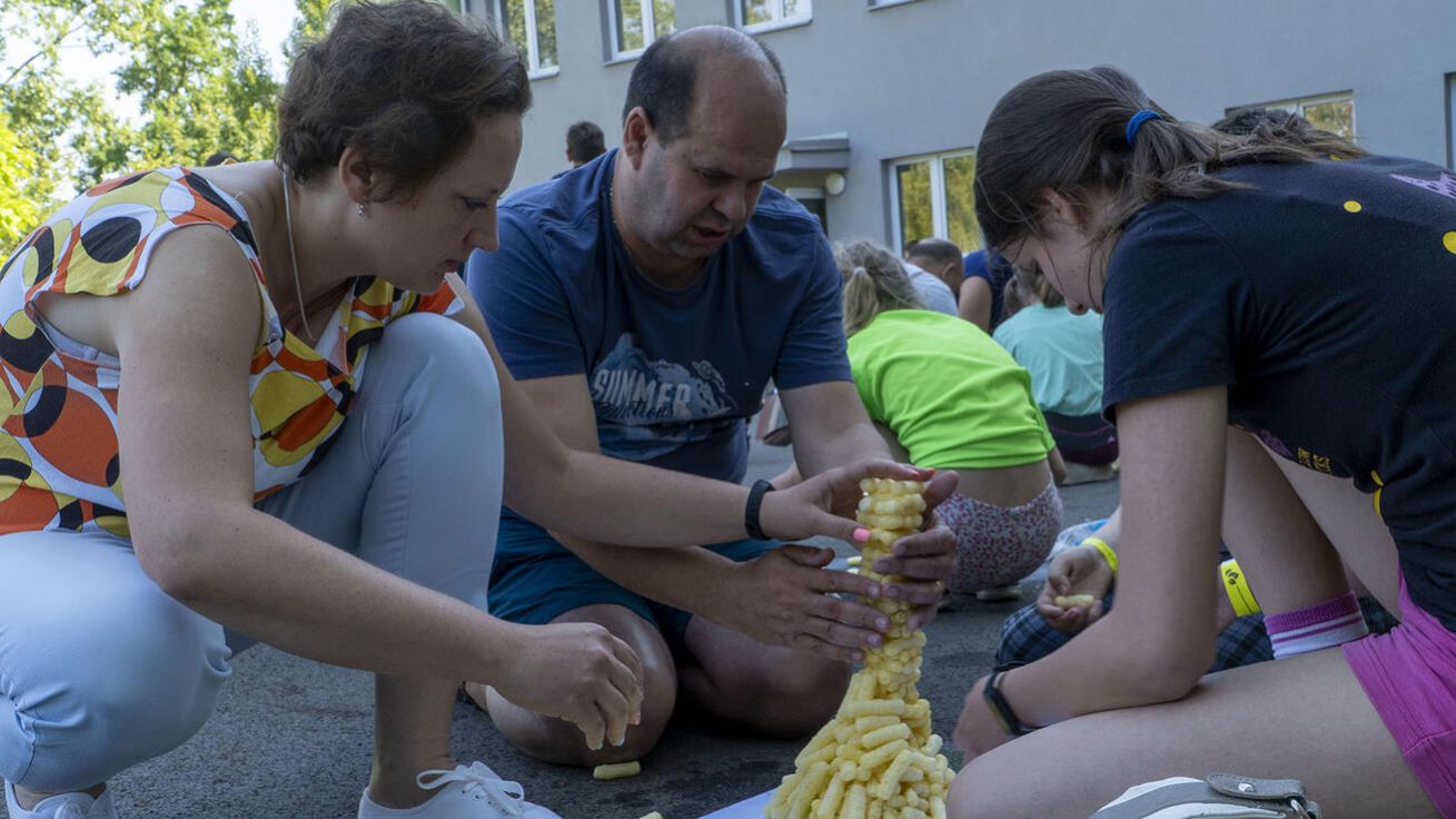 image:Image Krom kukuřičného stavitelství si příchozí mohli vyzkoušet i orientační běh areálem nebo skok daleký.