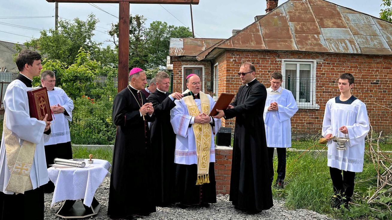 image:Image Augsburský biskup Bertram Meier požehnal základní kámen pro stavbu kostela v Radechivě, který bude spolufinancovat jeho diecéze.