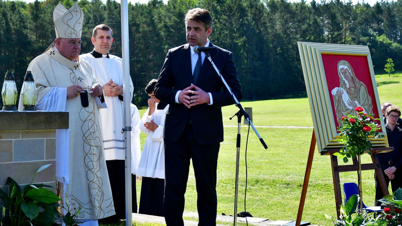 image:Image Obraz Panny Marie Lidické od Zdirada Čecha předal ukrajinskému velvyslanci v ČR Jevheniji Perebyjnisovi kardinál Dominik Duka. Je určen pro hlavní chrám v Buči a upozorňuje na tragickou podobnost mezi masakrem v Buči a v Lidicích.