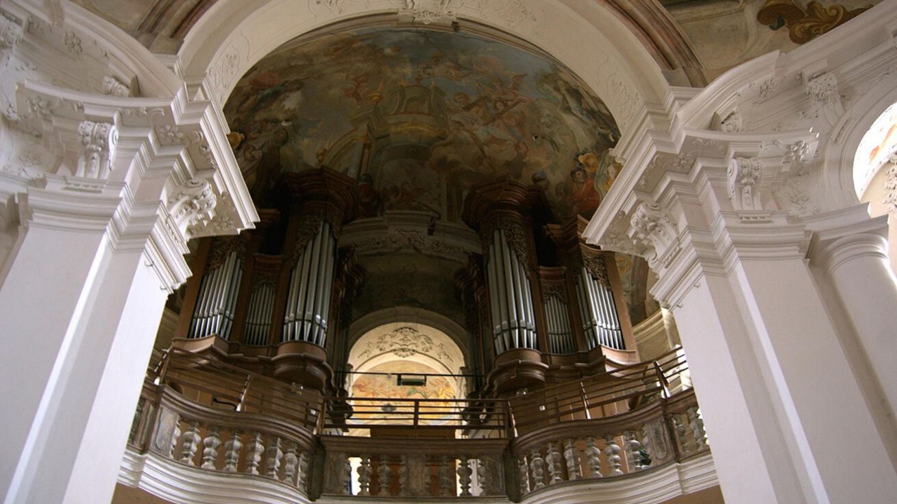 image:Image Interiér kostela sv. Klimenta v Odoleně Vodě (1735) spojuje architektonické mistrovství Kiliána Ignáce Dientzenhofera s malířským umem P. Jana Kubena SJ, sochařskou zdatností Jana Haniky a zručností Karla Habermanna, který se postaral o štafířské a pozlacovačské práce. Původní varhany pocházely z malostranského kostela sv. Kajetána. Dnes je v barokní skříni zasazen nástroj z počátku 20. století – dílo varhanáře Bohumila Paštiky. Kromě bohoslužeb zní i při příležitostných koncertech.