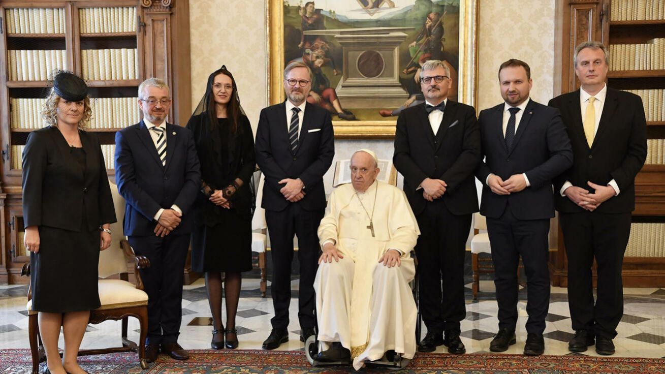 image:Image Premiéra Petra Fialu s manželkou Janou k papeži doprovodil také vicepremiér Marian Jurečka (druhý zprava) a předseda poslaneckého klubu ODS Marek Benda (druhý zleva). Po Františkově levici velvyslanec Václav Kolaja.