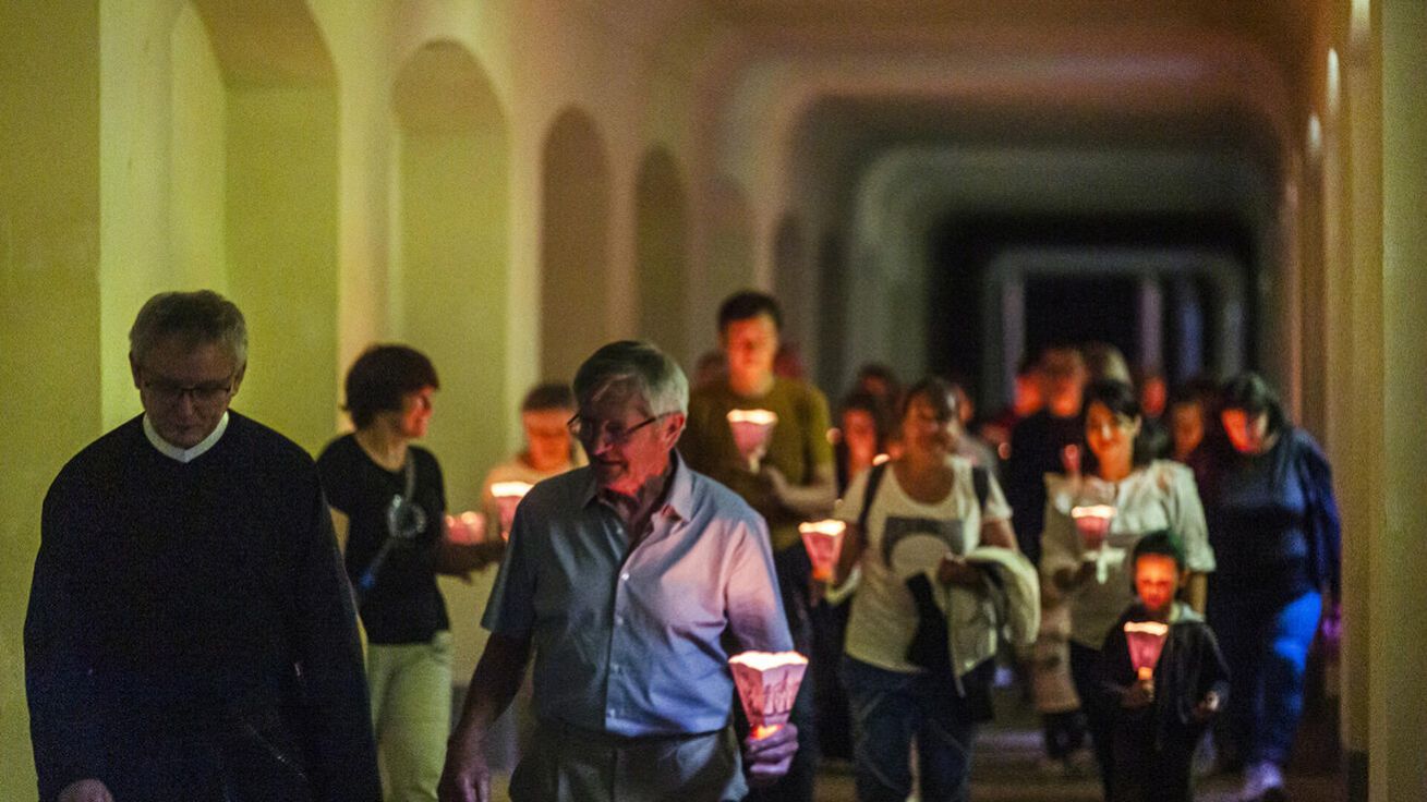 image:Image Z centra Příbrami bylo možné při Noci kostelů vystoupat po Svatohorských schodech až do areálu poutního místa.