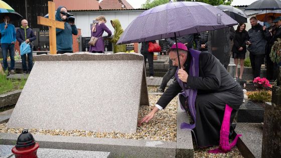 image:Image Po mši svaté a následném požehnání pietního místa na hřbitově uložil biskup Martin David do přístřešku složeného ze dvou žulových desek jedno z prvních jmen člověka, který přišel o svůj domov.