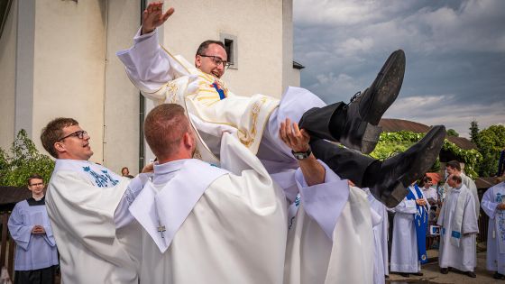image:Image Po loňské primici v Lidečku si P. Dominik Kovář před kostelem dokonce zalétal.