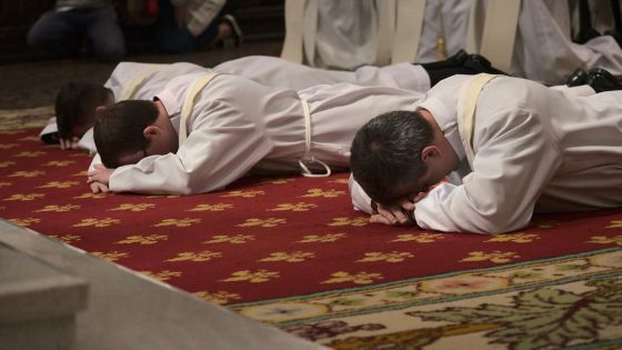image:Image Gesto prostrace, které je součástí kněžského svěcení, vyjadřuje prosbu o Boží dary i naprostou odevzdanost.