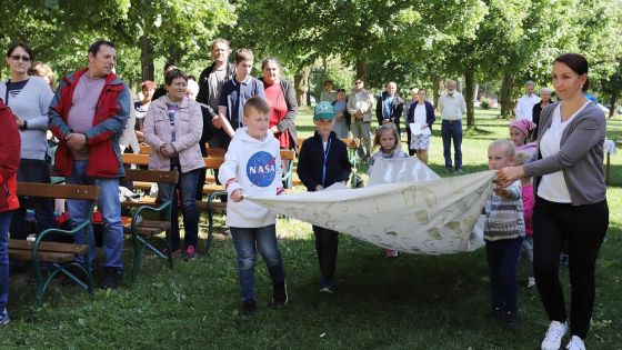image:Image Mezi obětními dary byl i obraz cesty života se jmény těch, kteří už doputovali svou pozemskou pouť.