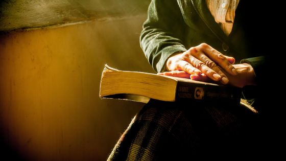 image:Image Darům Ducha se můžeme nejlépe otevřít při četbě Bible.