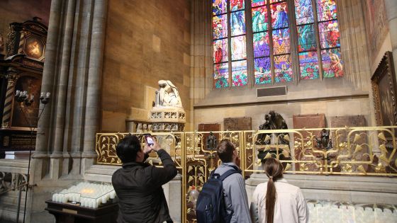 image:Image Vitráže ve svatovítské katedrále přitahují pozornost turistů z celého světa.