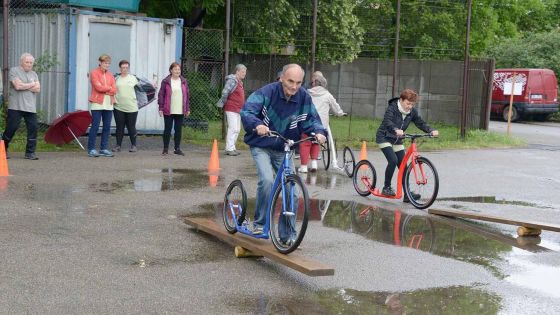 image:Image Jedna z disciplín Seniorské olympiády nesla název Přítelkyně koloběžka.