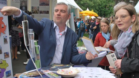 image:Image Hosty na stánku České biskupské konference vítal P. Vladimír Kelnar.