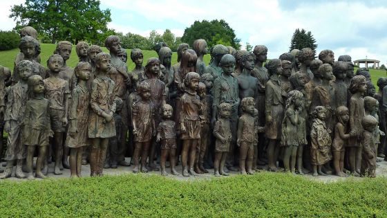 image:Image Lidice leží ve Středočeském kraji, poblíž Kladna. Dne 10. června 1942 byla obec vyhlazena německými nacisty v rámci heydrichiády. Po válce byl na místě starých Lidic zřízen památník obětem s muzeem připomínající tragédii a obec byla obnovena o několik set metrů dále.