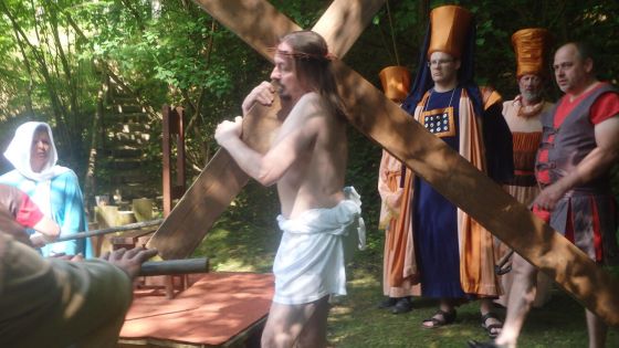 image:Image Po odpolední generální zkoušce se večerní představení konalo při svitu loučí i reflektorů.