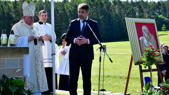 image:Image Obraz Panny Marie Lidické od Zdirada Čecha předal ukrajinskému velvyslanci v ČR Jevheniji Perebyjnisovi kardinál Dominik Duka. Je určen pro hlavní chrám v Buči a upozorňuje na tragickou podobnost mezi masakrem v Buči a v Lidicích.