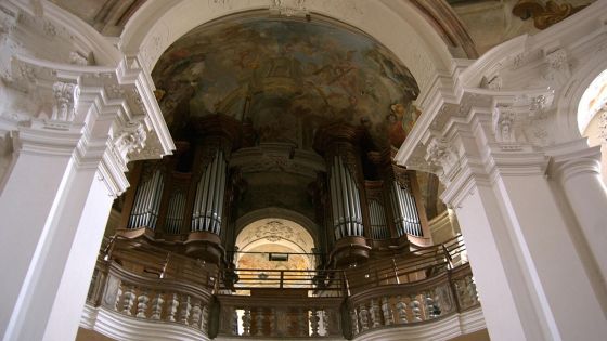 image:Image Interiér kostela sv. Klimenta v Odoleně Vodě (1735) spojuje architektonické mistrovství Kiliána Ignáce Dientzenhofera s malířským umem P. Jana Kubena SJ, sochařskou zdatností Jana Haniky a zručností Karla Habermanna, který se postaral o štafířské a pozlacovačské práce. Původní varhany pocházely z malostranského kostela sv. Kajetána. Dnes je v barokní skříni zasazen nástroj z počátku 20. století – dílo varhanáře Bohumila Paštiky. Kromě bohoslužeb zní i při příležitostných koncertech.