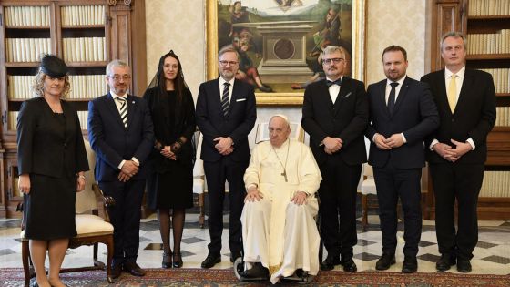 image:Image Premiéra Petra Fialu s manželkou Janou k papeži doprovodil také vicepremiér Marian Jurečka (druhý zprava) a předseda poslaneckého klubu ODS Marek Benda (druhý zleva). Po Františkově levici velvyslanec Václav Kolaja.