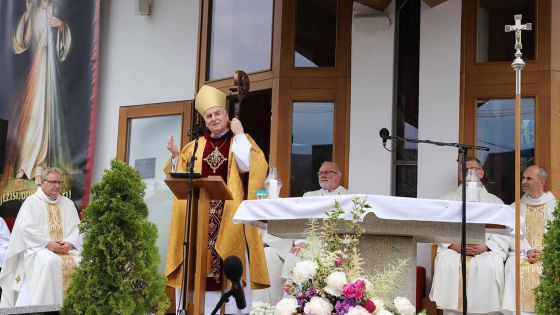 image:Image Úvodní mši svatou na zahájení kongresu sloužil biskup Vojtěch Cikrle a na závěr udělil požehnání novou monstrancí.