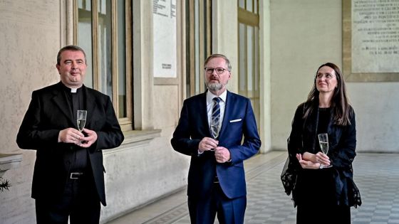 image:Image Janu a Petra Fialovy uvítal v Nepomucenu rektor P. Roman Czudek.