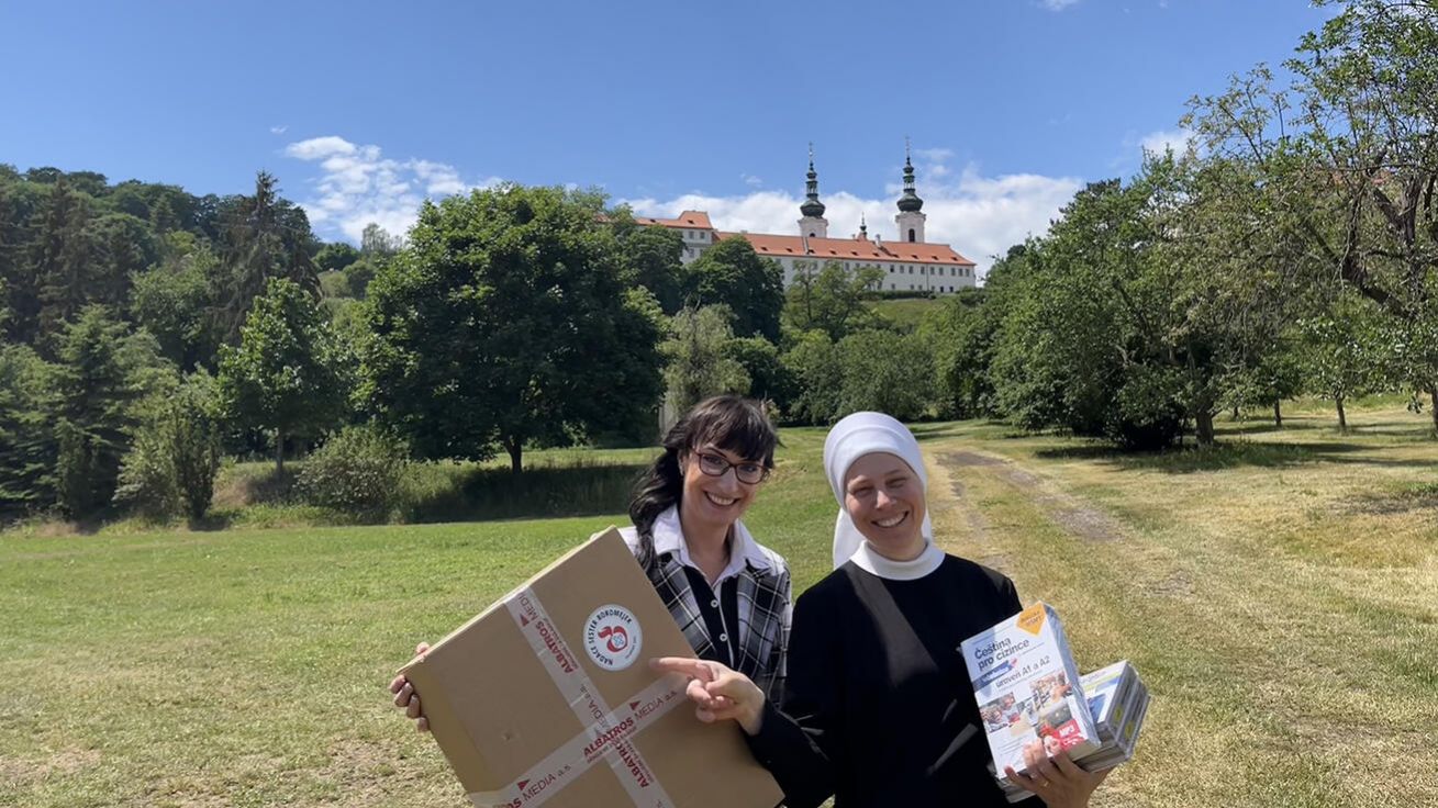 image:Image V areálu nemocnice Milosrdných sester sv. Karla Boromejského je Cesta 121 častým hostem. Na snímku Veronika Kimmer a sestra Kristýna.