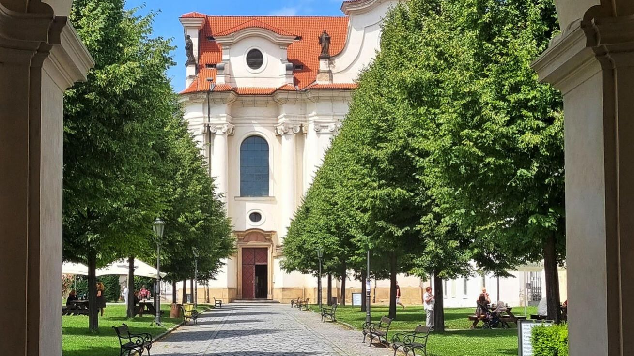 image:Image Ke ztišení zvou i rozlehlé klášterní zahrady.