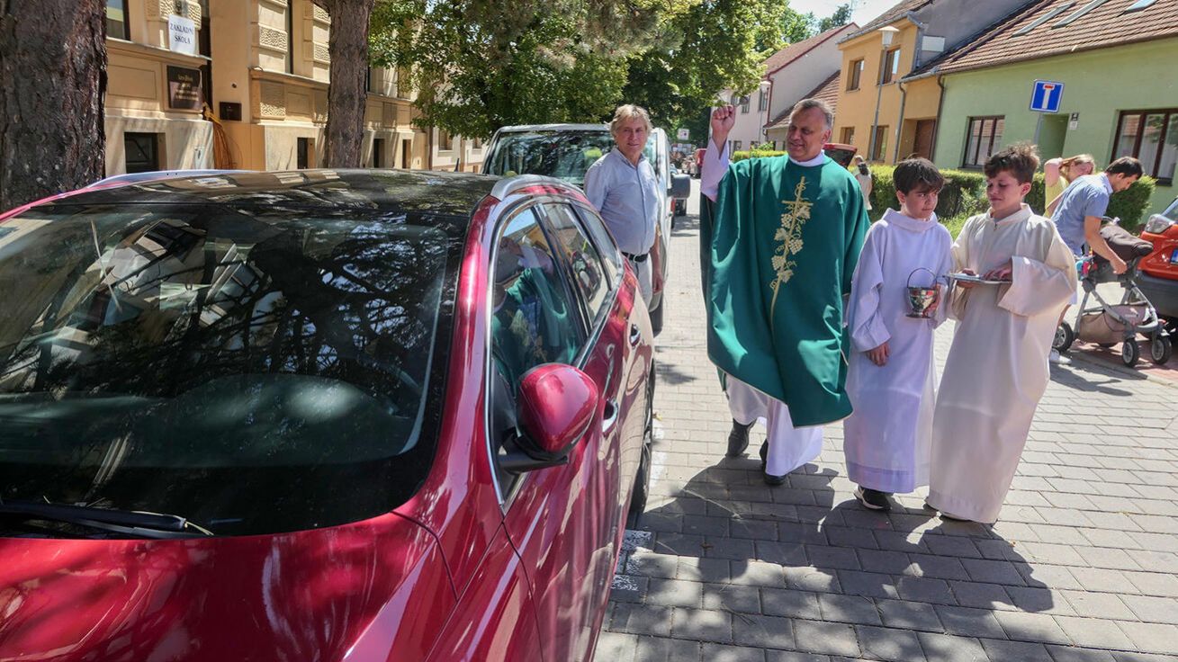 image:Image P. Petr Šikula požehnal auta i kočárky.