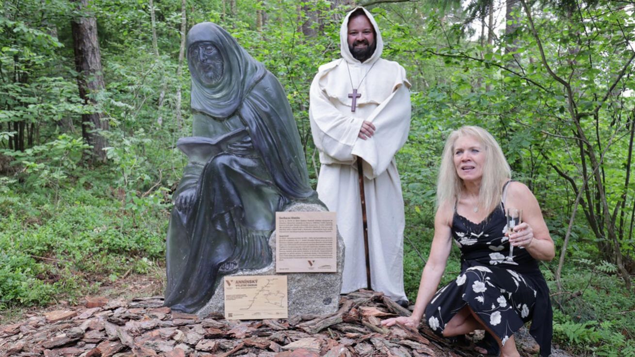 image:Image Autorkou sochy sv. Vintíře je Vladěna Tesařová.