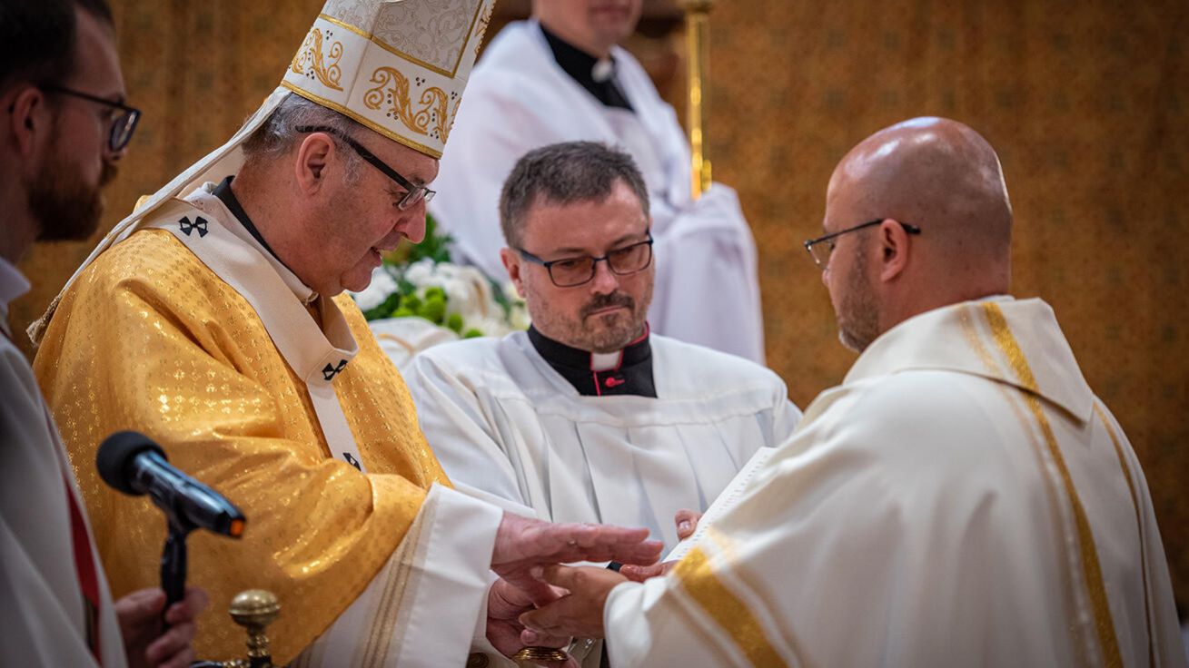 image:Image Jednou z příležitostí k rozloučení s arcibiskupem Graubnerem měli věřící při svěcení kněží 25.6.